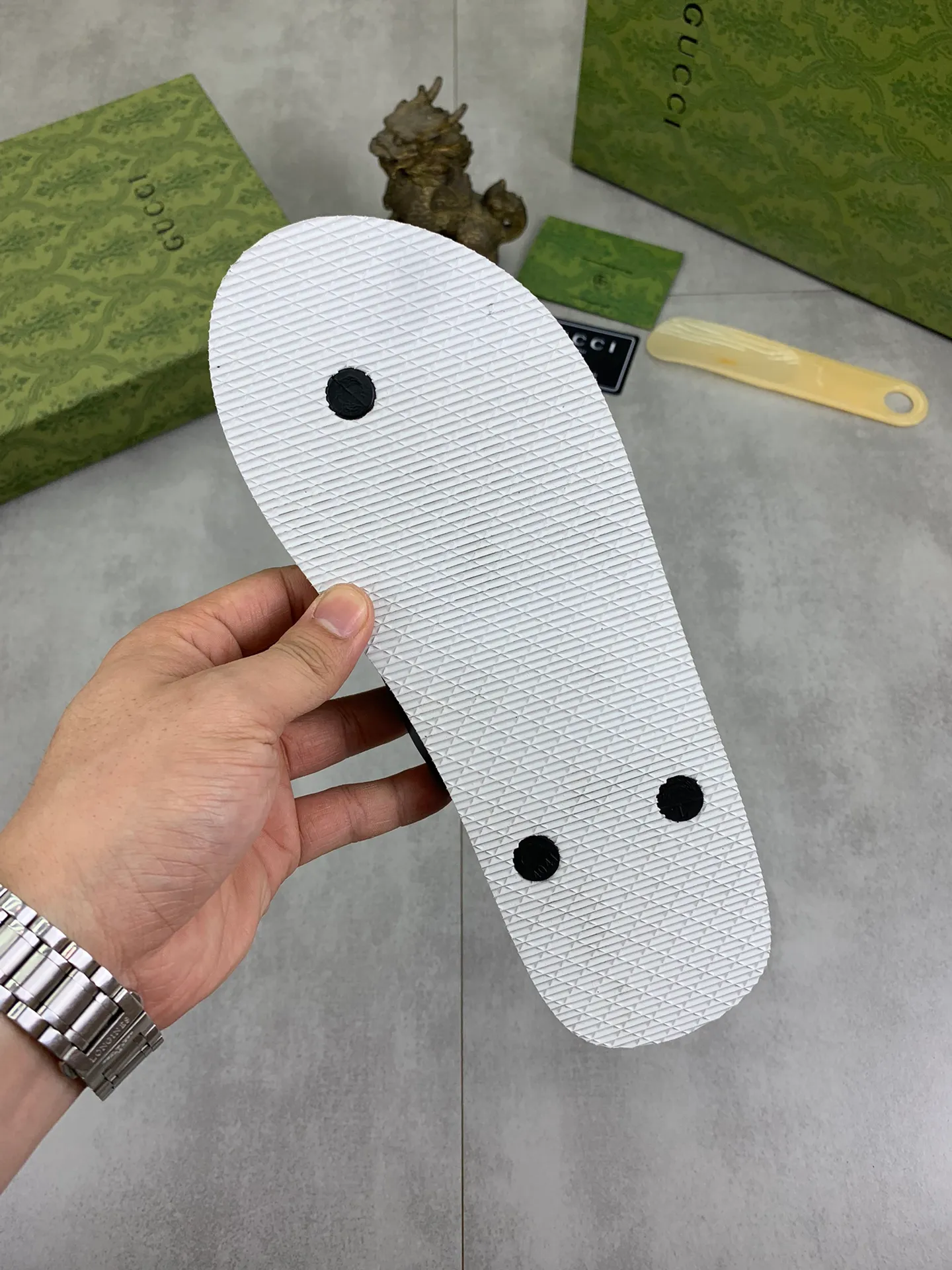 Men's men's shoes 💰P220💰【New style】🆘【GUCCI】Official website's popular Gucci adult couple 🧑‍🤝‍🧑 style, children's flip-flops are on sale at the counter simultaneously! Original fabric imported from Italy. Original bottom provided by the original factory. Size: Adult 36-45. Children’s size: 30-37. Multiple colors available.